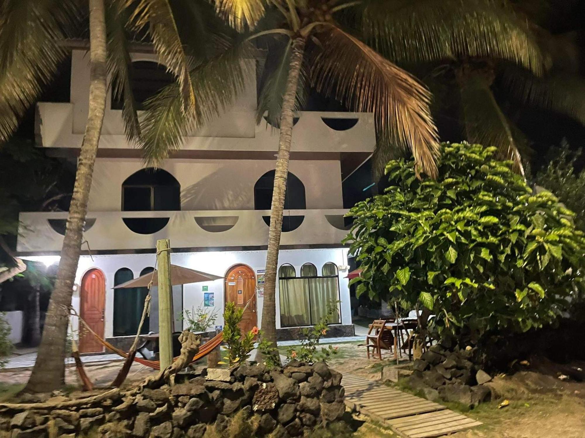 Hostal Muro De Las Lagrimas With High Speed Internet Starlink Puerto Villamil Ngoại thất bức ảnh
